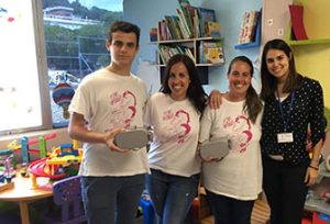 Els infants i joves de l'Hospital Vall d'Hebron viuen una experiència en 3D de 360° en una hípica