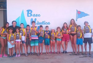 Un grup d’infants i joves de l’AACIC navega amb caiac, SUP i catamarà a Arenys de Mar
