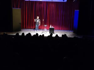 Espectáculo de monólogos solidarios en apoyo a los jóvenes y adultos que viven con una cardiopatía en el Auditori Barradas de Hospitalet de Llobregat