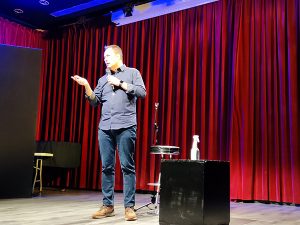 Espectáculo de monólogos solidarios en apoyo a los jóvenes y adultos que viven con una cardiopatía en el Auditori Barradas de Hospitalet de Llobregat