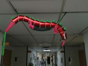 Decoración dragón Sant Jordi en el Hospital 2022