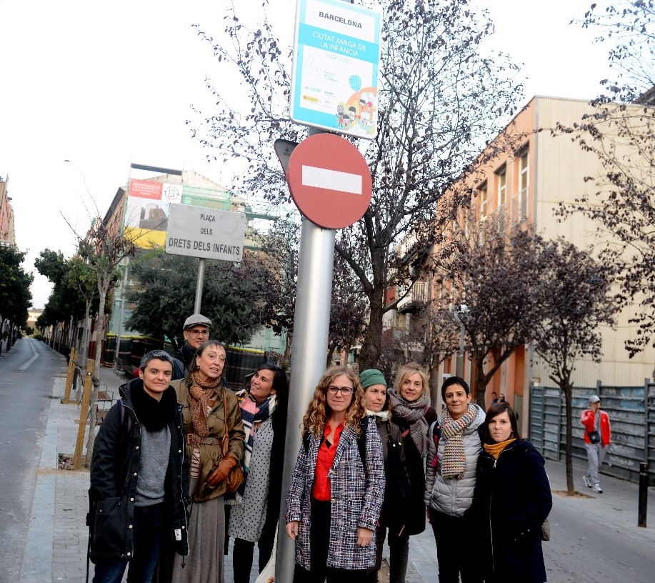 Representantes de la XDI y del Ajuntament en la plaça dels Drets dels Infants